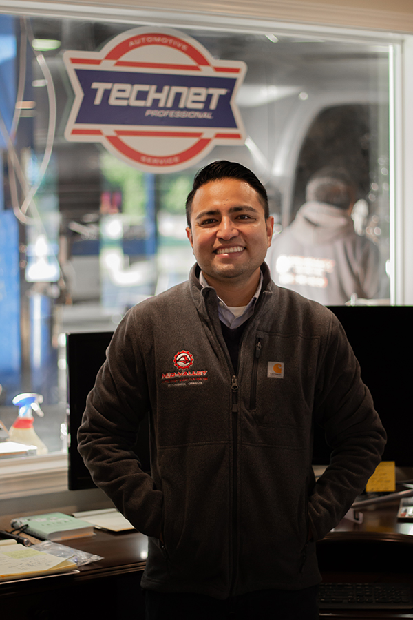 alfonso 5_WS-600w Portrait of owner of Mid-Valley Auto Body.
