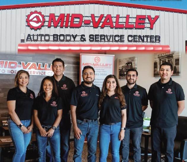 teamphoto Mid Valley Auto Body team smiling in a group